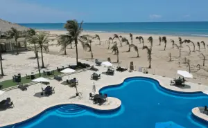 ¿Qué servicios ofrece el hotel Arenas del Mar en Tampico?