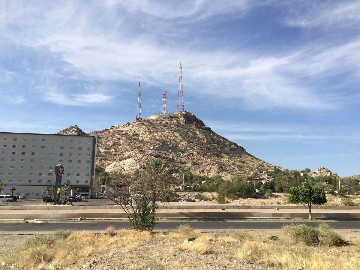 Sube el cerro de la Campana en Sonora. Foto Wikipedia