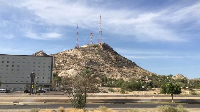 Sube el cerro de la Campana en Sonora. Foto Wikipedia