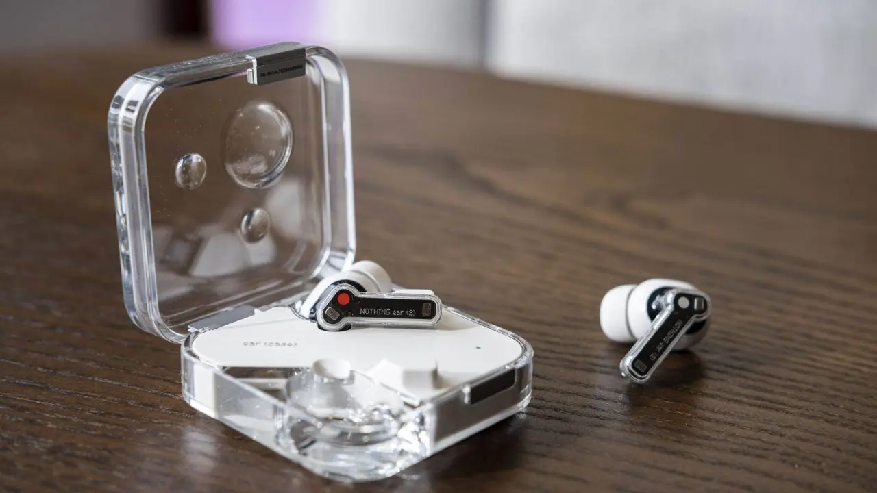 Los Ear 2 de Nothing son los audífonos más ligeros del mercado. Foto The Verge