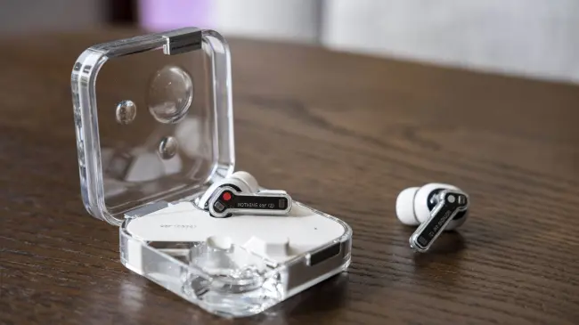 Los Ear 2 de Nothing son los audífonos más ligeros del mercado. Foto The Verge