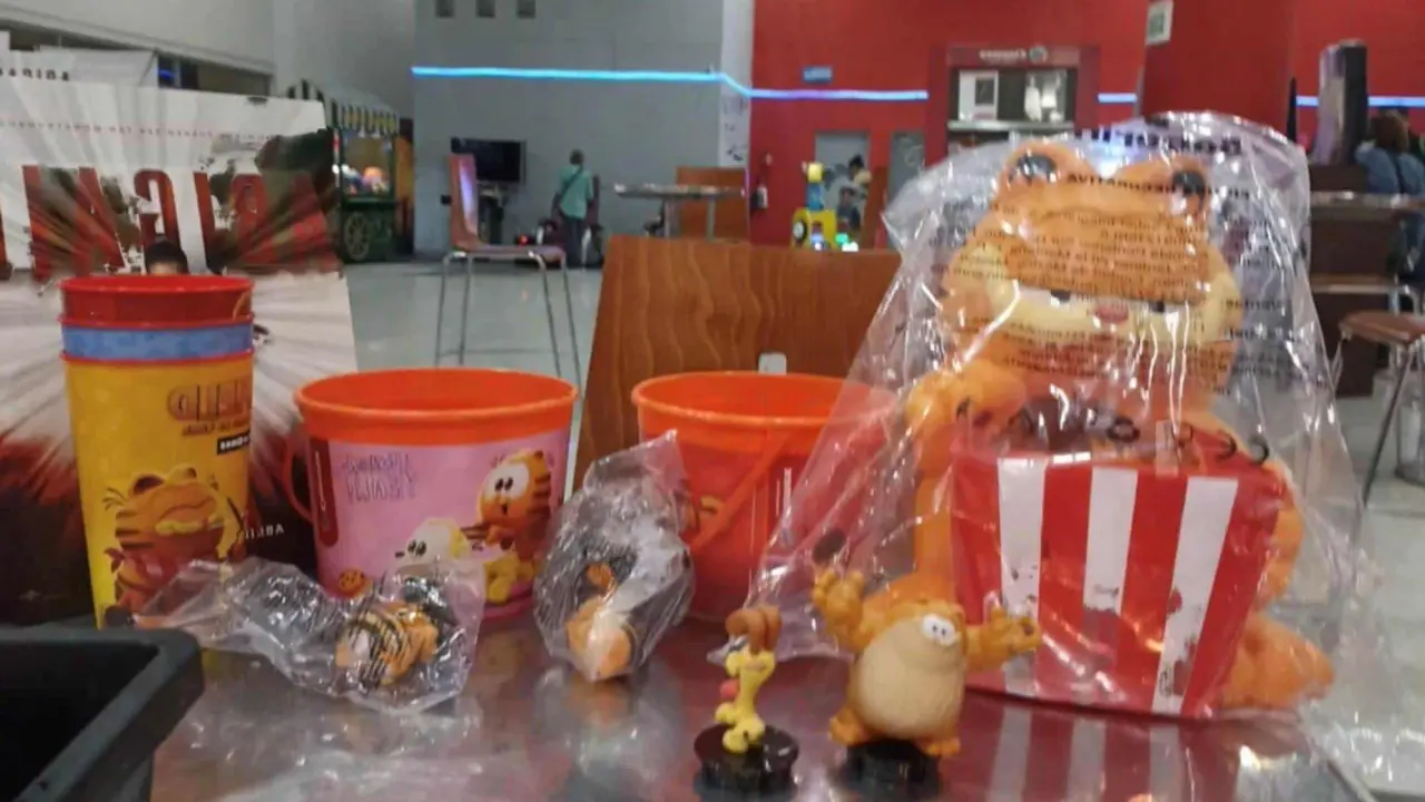 Palomera, vasos y otros coleccionables por el estreno de Garfield en CInemex. Foto: Coleccionables de Cine y Más