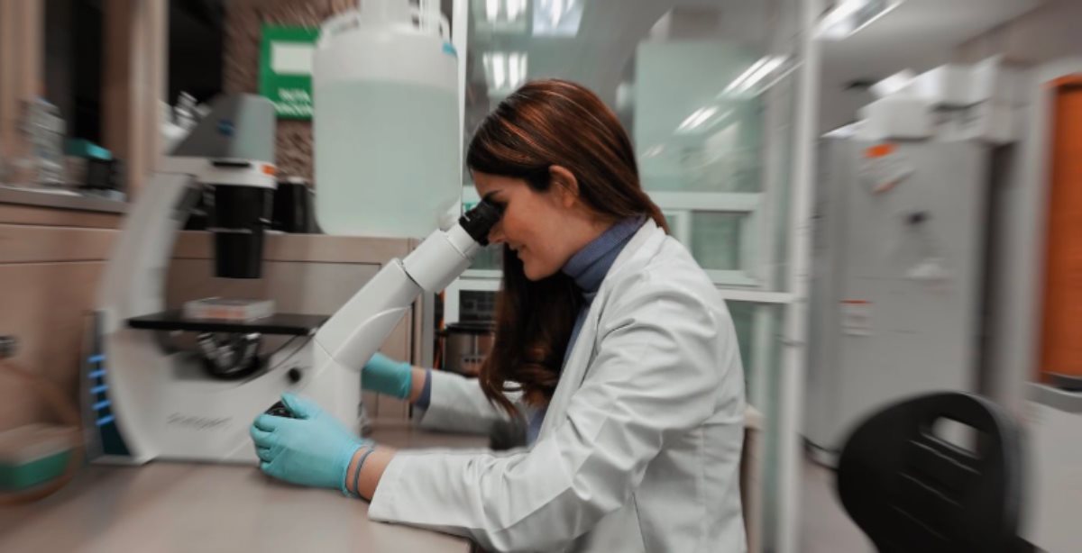 Rosa Elena en el laboratorio de Inmunopatología del Instituto Nacional de Ciencias Médicas y Nutrición Salvador Zubirán “INCMNSZ”. Foto Isabela Anaya