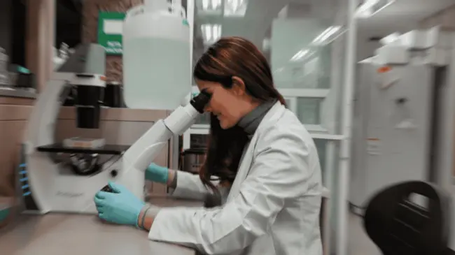 Rosa Elena en el laboratorio de Inmunopatología del Instituto Nacional de Ciencias Médicas y Nutrición Salvador Zubirán “INCMNSZ”. Foto Isabela Anaya