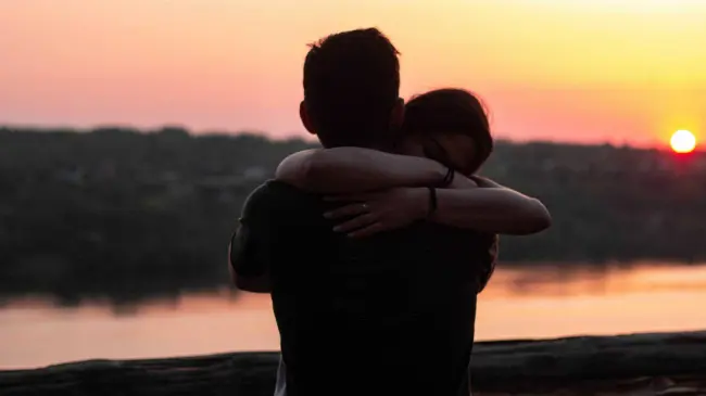 Ya sea por parte de un terapeuta o un amigo, el contacto físico ayuda enormemente a la salud mental. Foto: Unsplash