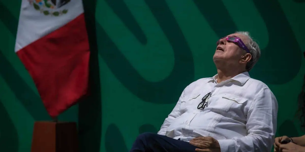 Rubén Rocha Moya, gobernador de Sinaloa, viendo el eclipse solar del pasado 8 de abril desde el puerto de Mazatlán,