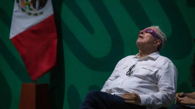 Rubén Rocha Moya, gobernador de Sinaloa, viendo el eclipse solar del pasado 8 de abril desde el puerto de Mazatlán,