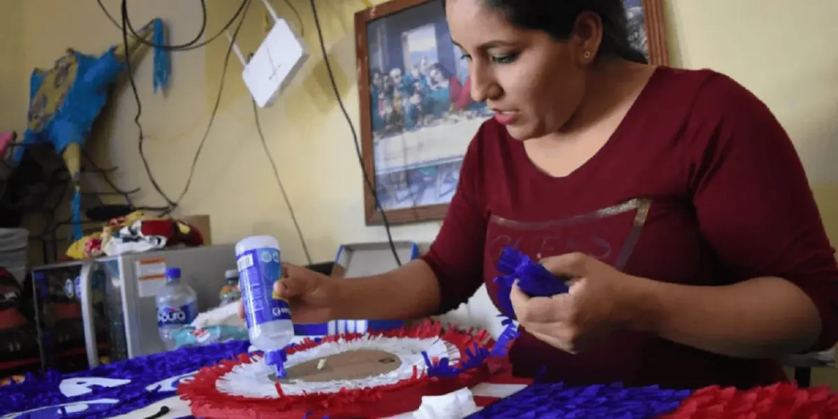 Janeth con mucho cariño crea cada una de las piñatas. Fotos Lino Ceballo