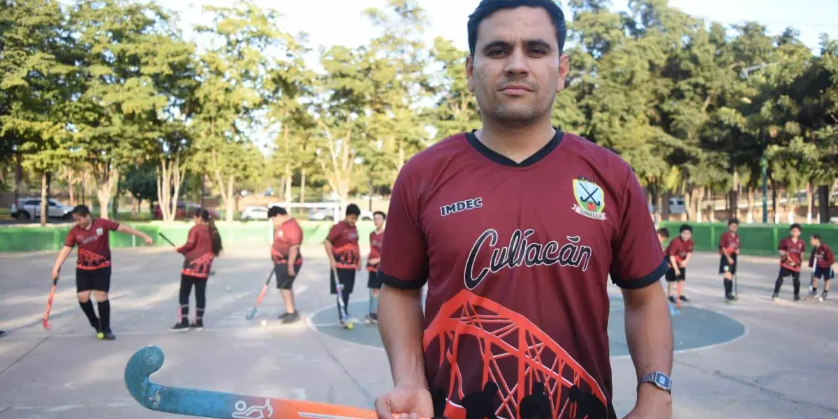 Erick Beltrán Félix, dedicado entrenador, guía a más de 20 niños y niñas en el Parque Culiacán 87 hacia el éxito en el hockey sobre césped.