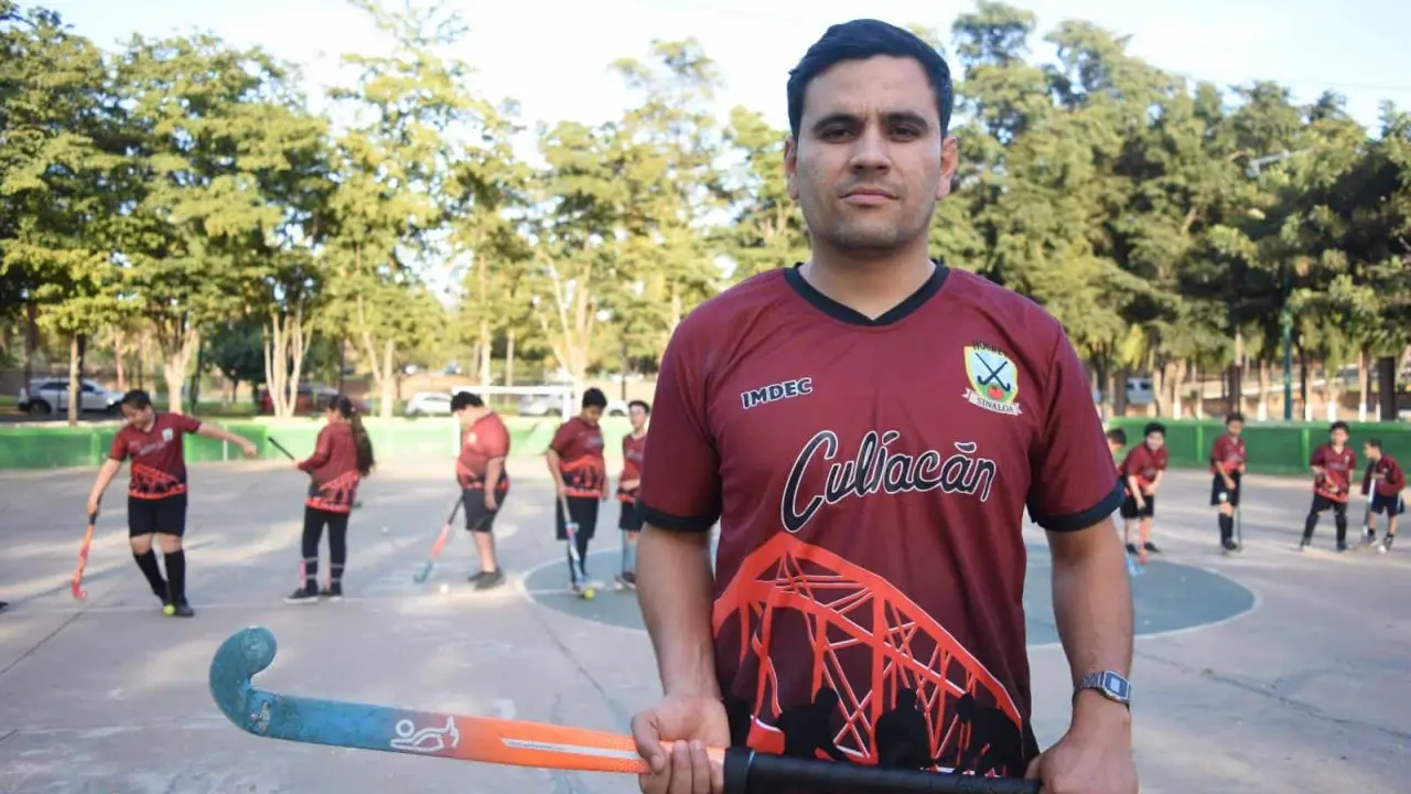 Erick Beltrán Félix, dedicado entrenador, guía a más de 20 niños y niñas en el Parque Culiacán 87 hacia el éxito en el hockey sobre césped.