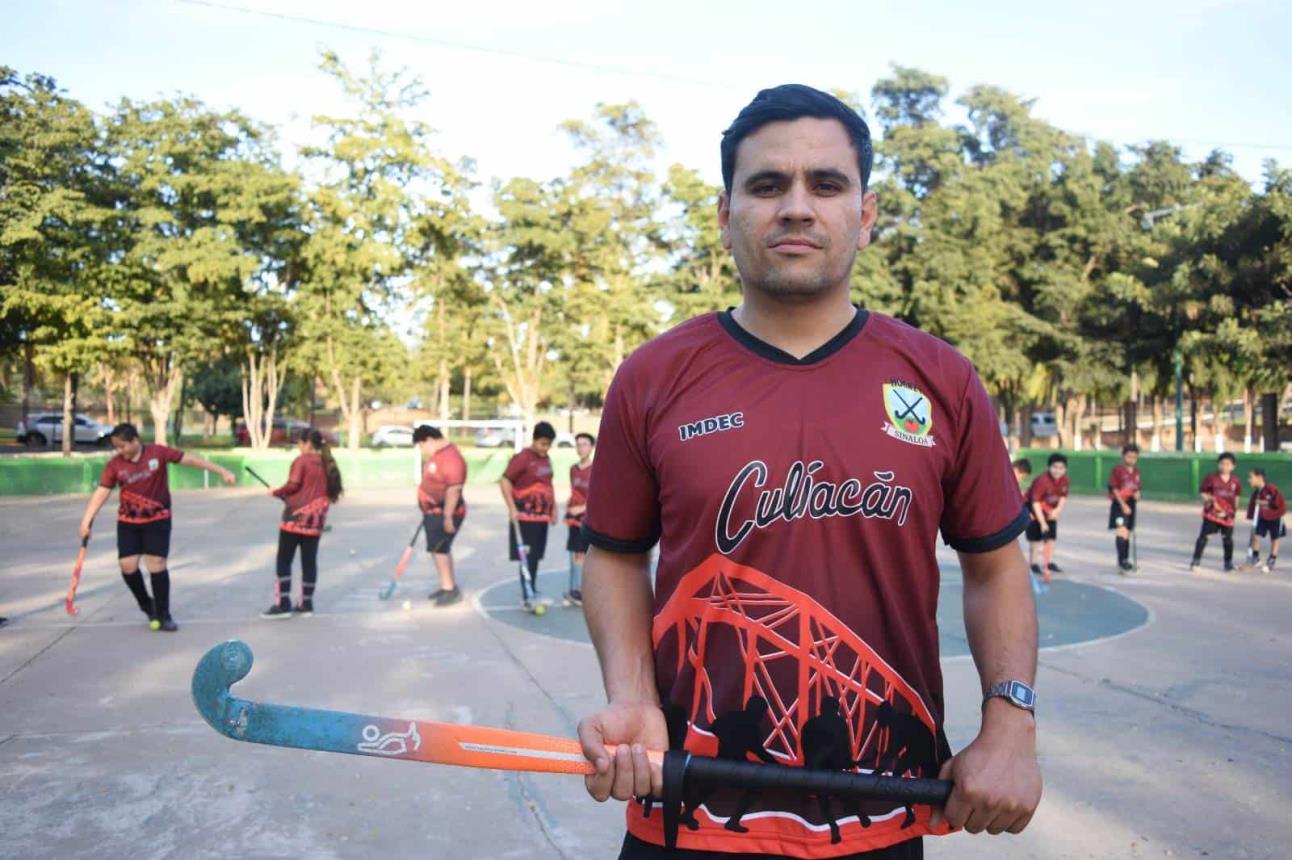Erick Beltrán Félix, dedicado entrenador, guía a más de 20 niños y niñas en el Parque Culiacán 87 hacia el éxito en el hockey sobre césped.