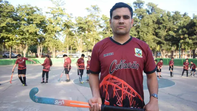 Erick Beltrán Félix, dedicado entrenador, guía a más de 20 niños y niñas en el Parque Culiacán 87 hacia el éxito en el hockey sobre césped.
