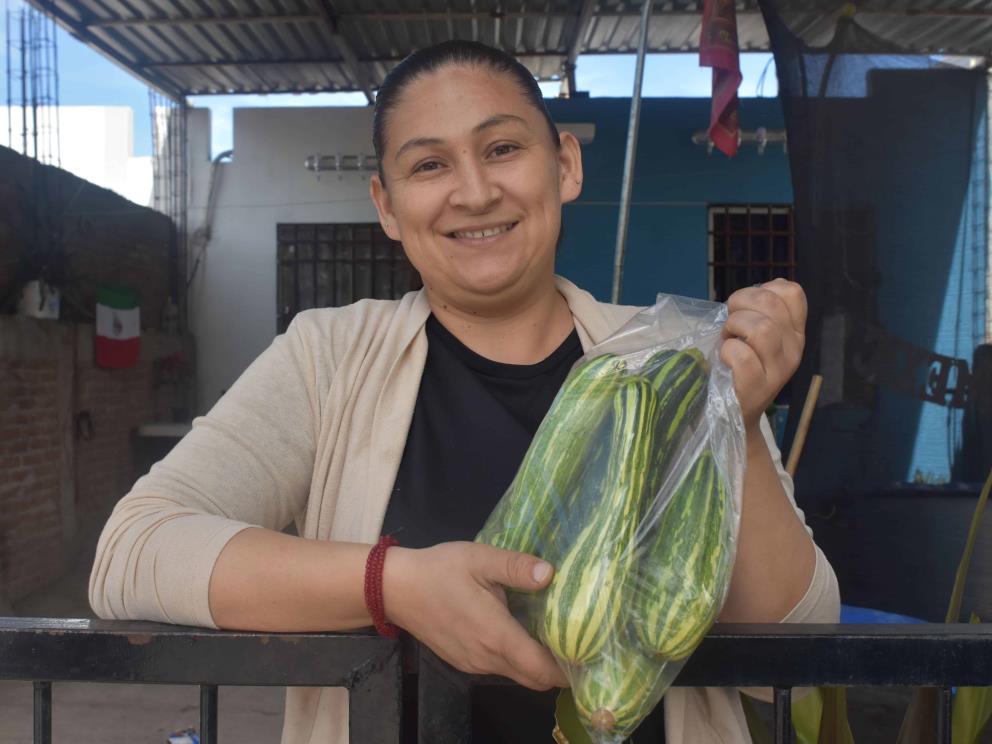 Desde su casa, Lupita vende calabazas frescas y comparte una historia de lucha diaria