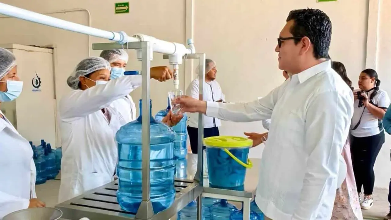 Estudiantes del Tec de Huetamo diseñan purificadora de agua.