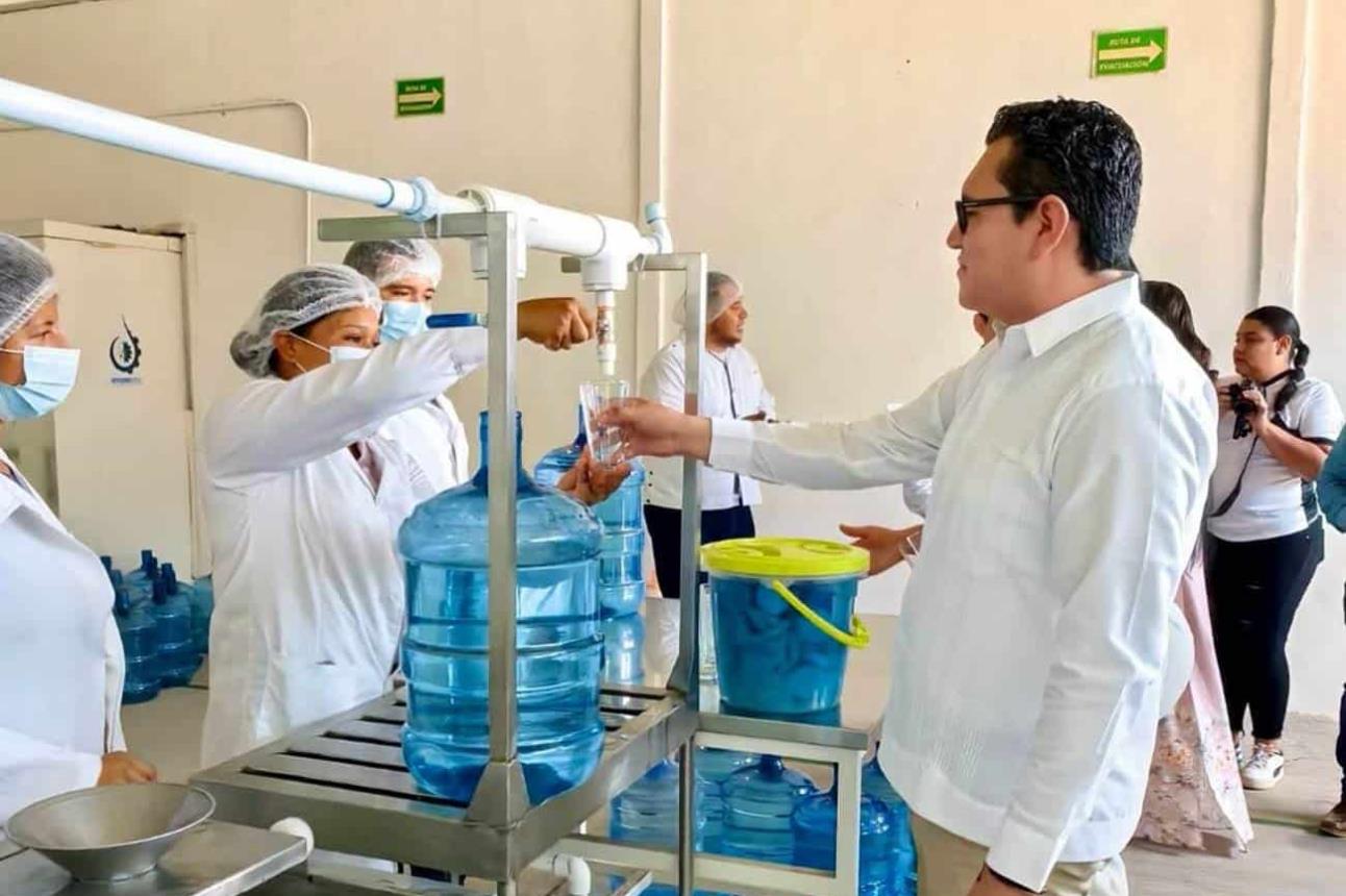 Estudiantes del Tec de Huetamo diseñan purificadora de agua.