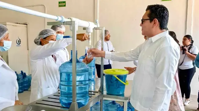 Estudiantes del Tec de Huetamo diseñan purificadora de agua.
