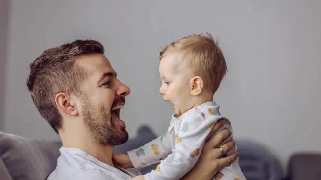La paternidad responsable es fundamental en la crianza de los hijos.