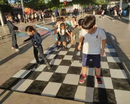 Con su proyecto escolar y muchos colores, los niños transforman su escuela y la comunidad