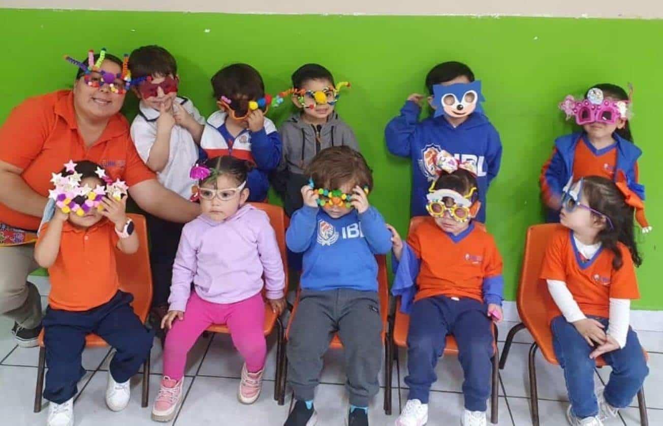 Los lentes locos son solicitados a los pequeños como parte de las celebraciones del Día del Niño. Foto: Instituto Bilingüe Loreto