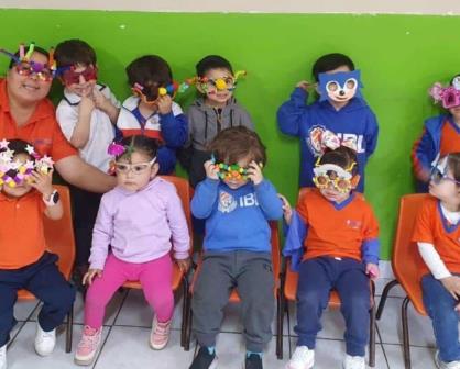 VIDEO; Cómo hacer lentes locos para el Día del Niño