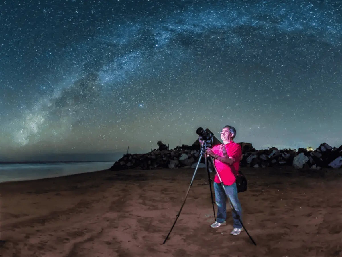 Miguel Ángel Victoria capturando fotografía de la Vía Láctea en Isla Cortés, Altata. Foto Mario Carvajal