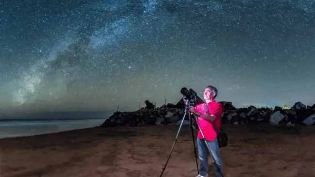 Miguel Ángel Victoria capturando fotografía de la Vía Láctea en Isla Cortés, Altata. Foto Mario Carvajal