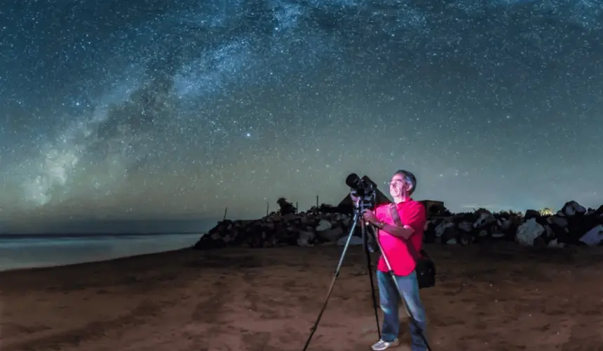 Miguel Ángel Victoria capturando fotografía de la Vía Láctea en Isla Cortés, Altata. Foto Mario Carvajal