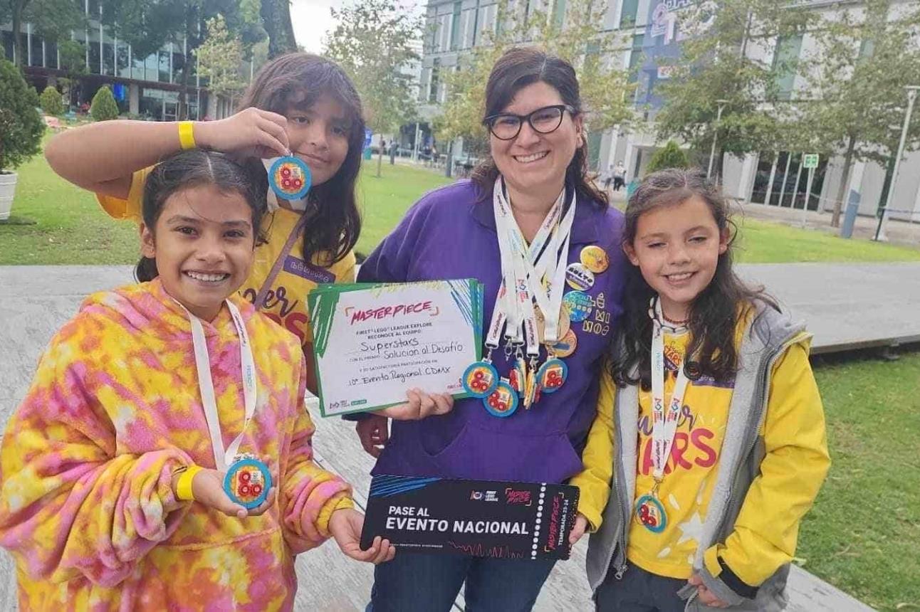 Super Stars, 3 de las 6 niñas poblanas que ponen en alto a México en First Lego League. Foto Síntesis Nacional