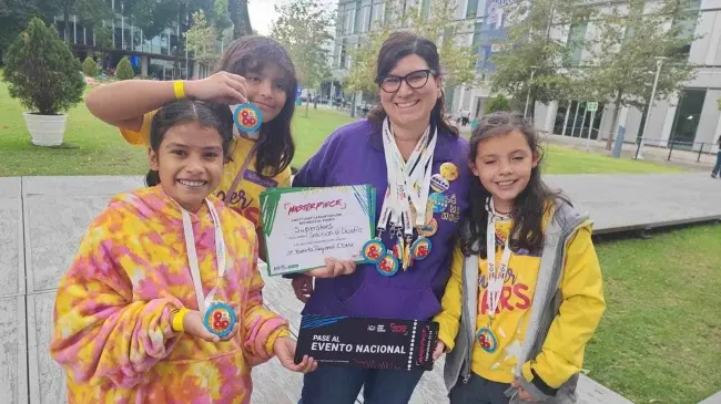 Super Stars, 3 de las 6 niñas poblanas que ponen en alto a México en First Lego League. Foto Síntesis Nacional