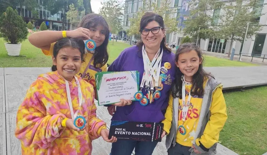 Super Stars, 3 de las 6 niñas poblanas que ponen en alto a México en First Lego League. Foto Síntesis Nacional