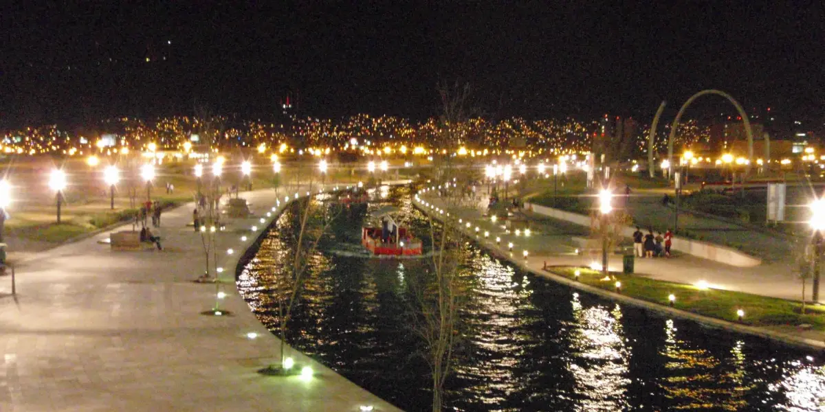 Así se ve el Paseo Santa Lucía en Monterrey de noche. Foto Wikipedia