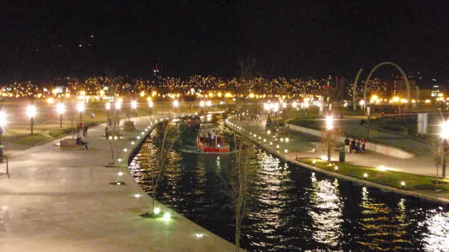 Así se ve el Paseo Santa Lucía en Monterrey de noche. Foto Wikipedia
