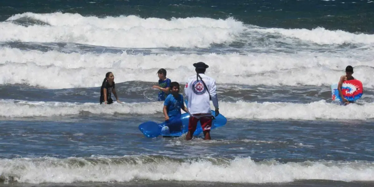 Alertan a bañistas de Mazatlán por el mar de fondo.