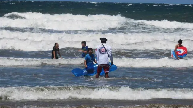 Alertan a bañistas de Mazatlán por el mar de fondo.