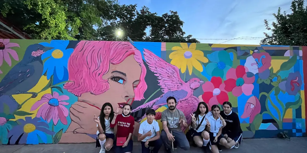 Los alumnos de la Obrero Campesina colaboraron con los artistas para realizar estos murales.