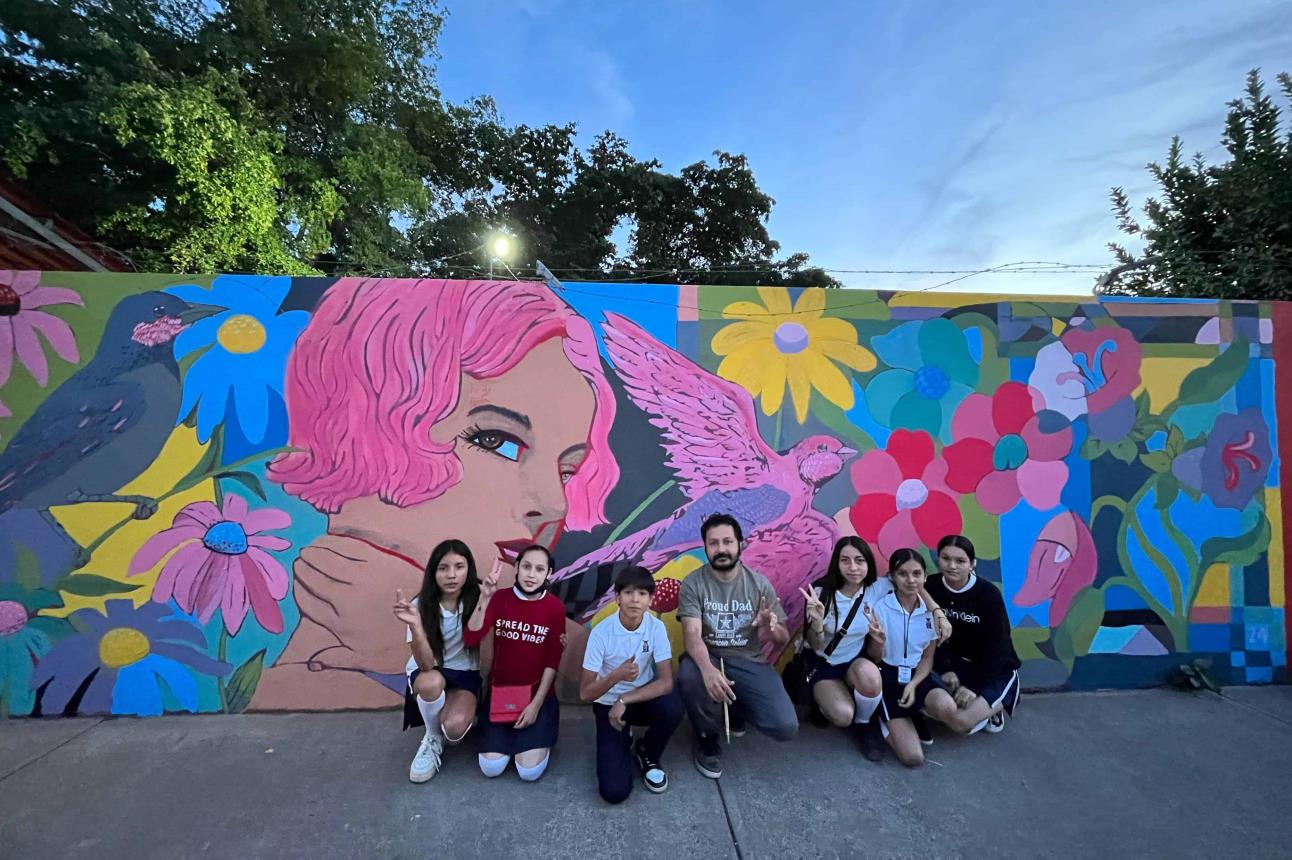 Los alumnos de la Obrero Campesina colaboraron con los artistas para realizar estos murales.