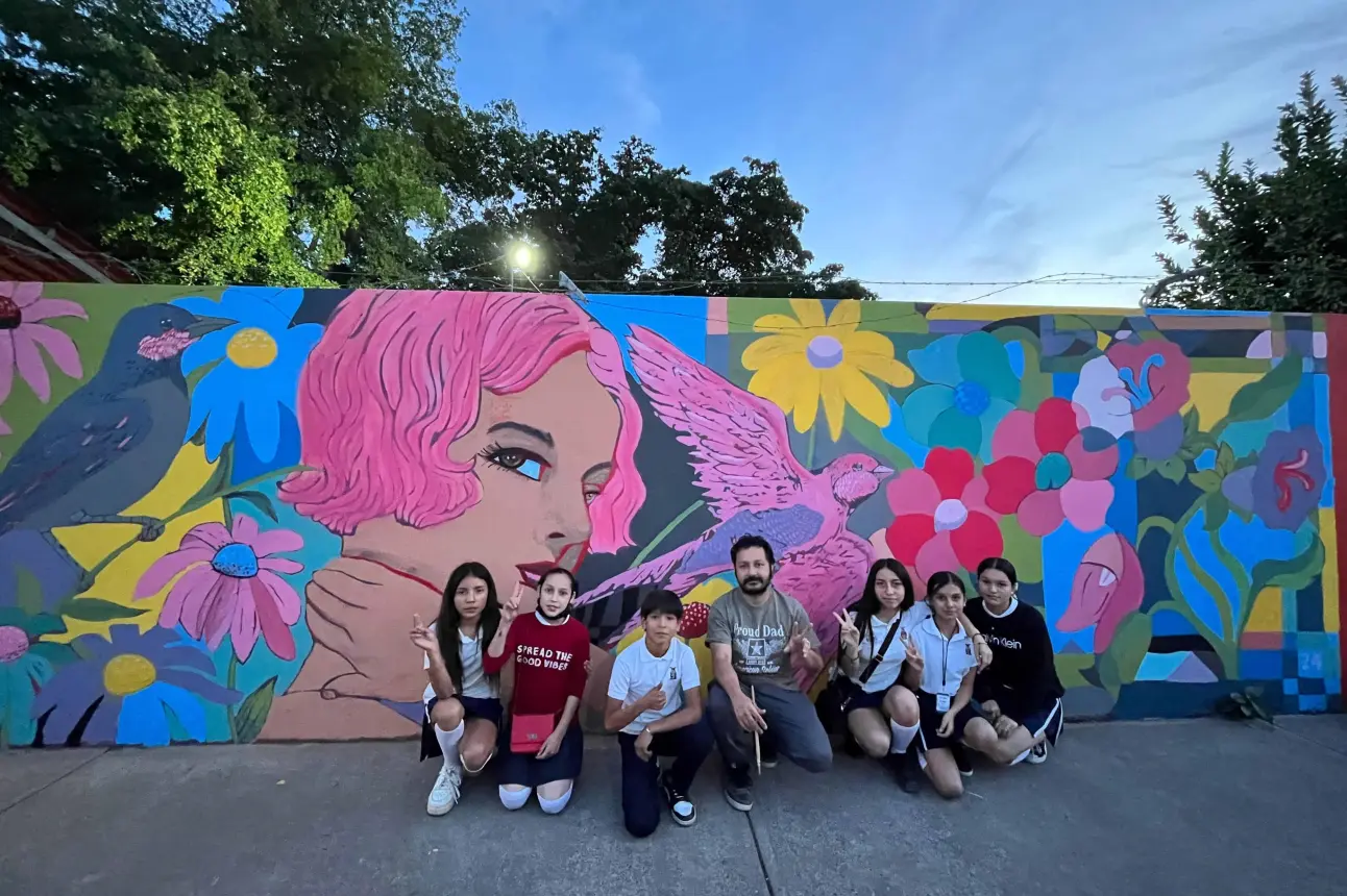 Los alumnos de la Obrero Campesina colaboraron con los artistas para realizar estos murales.