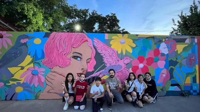 Los alumnos de la Obrero Campesina colaboraron con los artistas para realizar estos murales.
