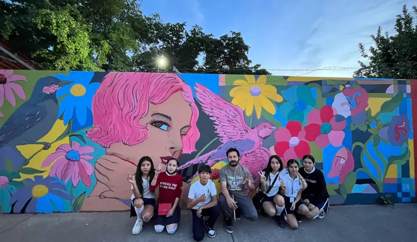 Los alumnos de la Obrero Campesina colaboraron con los artistas para realizar estos murales.