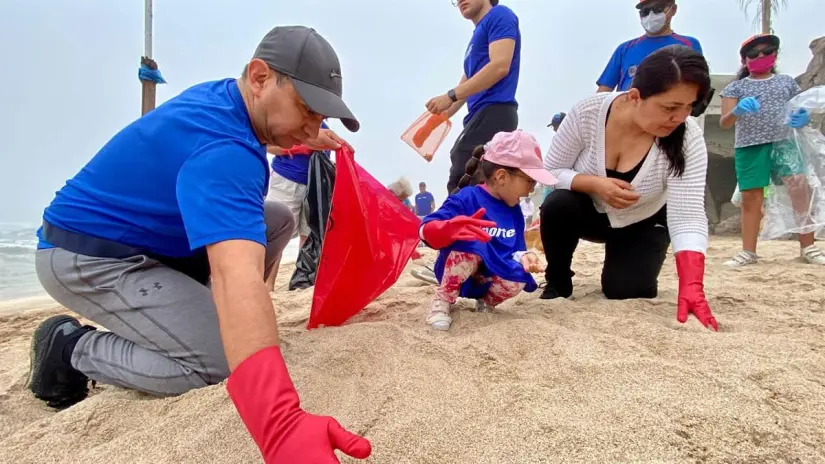 Cientos de personas se unieron y limpiaron dos kilómetros de playa en Mazatlán, Sinaloa