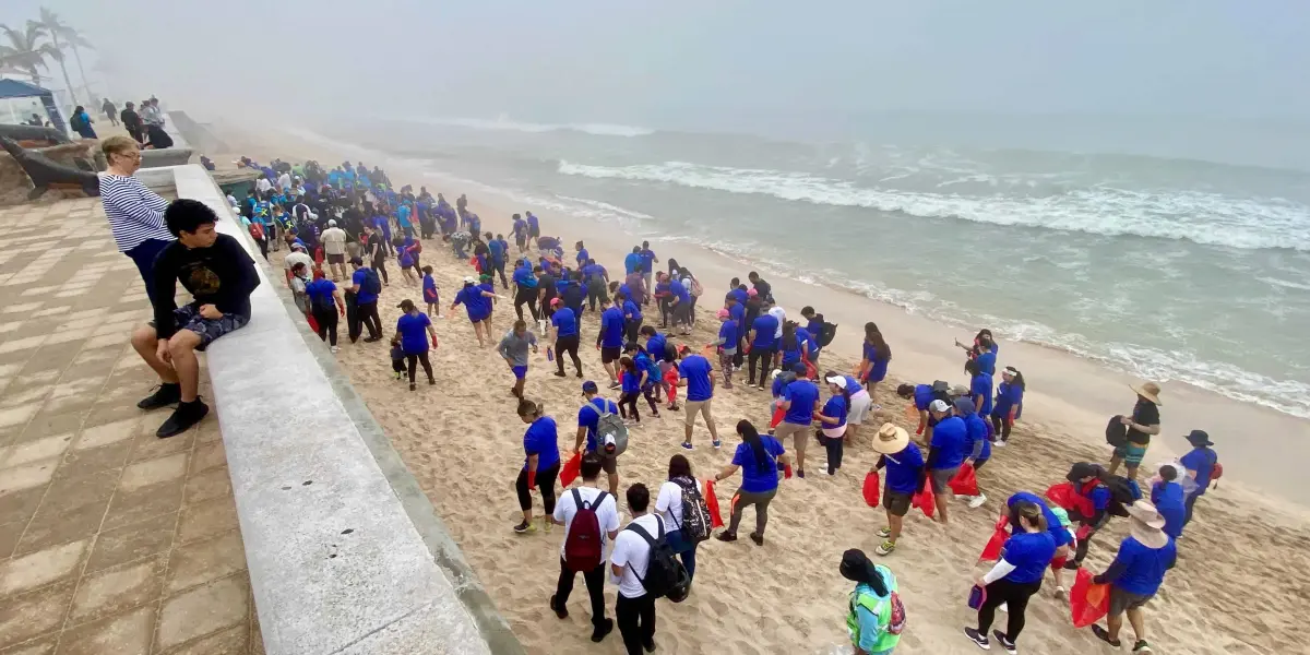 Cientos de personas se unieron y limpiaron dos kilómetros de playa en Mazatlán, Sinaloa.