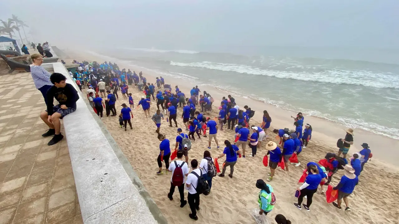 Cientos de personas se unieron y limpiaron dos kilómetros de playa en Mazatlán, Sinaloa.