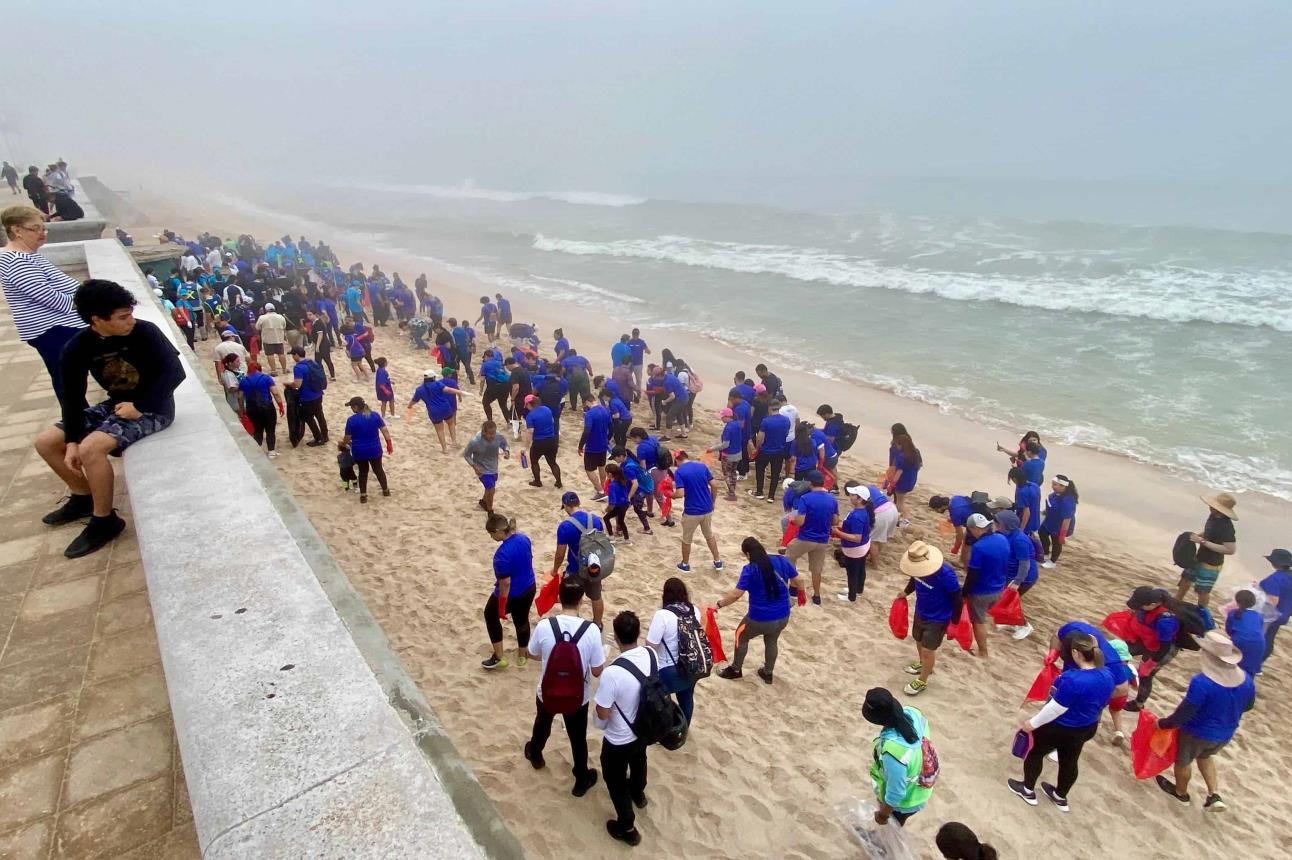 Cientos de personas se unieron y limpiaron dos kilómetros de playa en Mazatlán, Sinaloa.