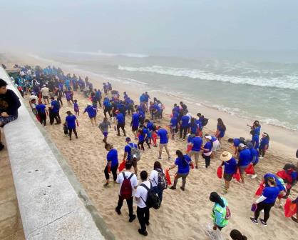 ¡Qué bonita noticia! Cientos de personas se unieron y limpiaron dos kilómetros de playa en Mazatlán, Sinaloa