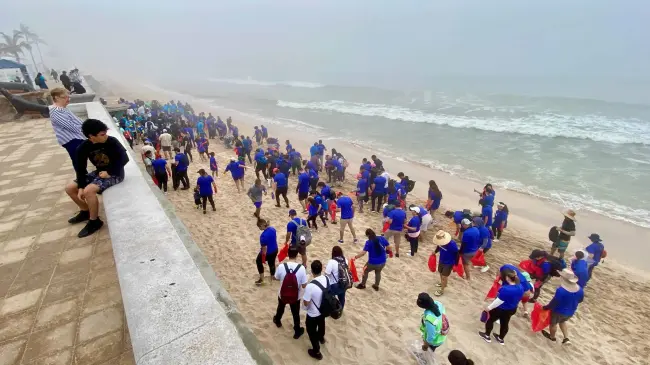Cientos de personas se unieron y limpiaron dos kilómetros de playa en Mazatlán, Sinaloa.