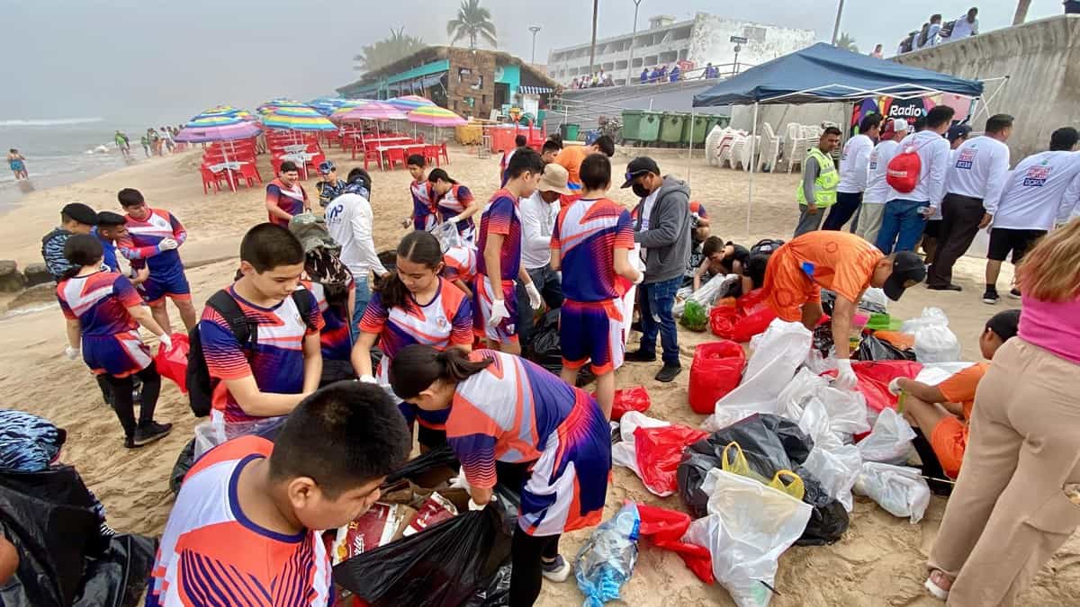 Cientos de personas se unieron y limpiaron dos kilómetros de playa en Mazatlán, Sinaloa