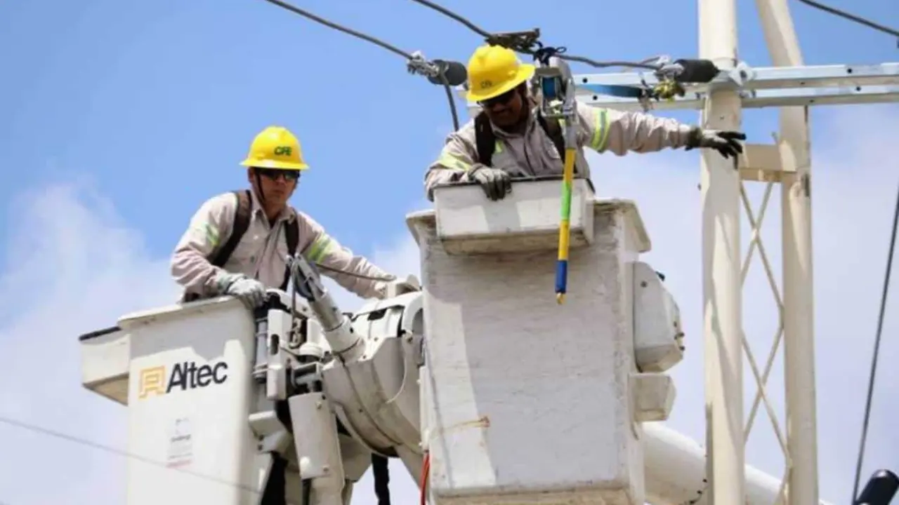 Trabajadores de la CFE.