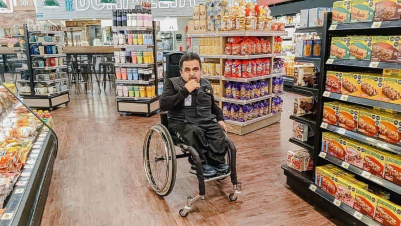 Mario Alberto trabaja como guardia de seguridad en un supermercado en Chihuahua. Foto: Cortesía