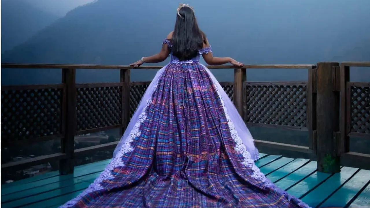 Quinceañera guatemalteca se hace viral por original vestido.