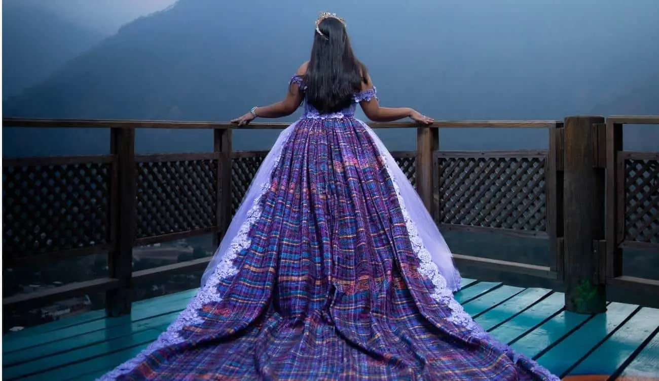 Quinceañera guatemalteca se hace viral por original vestido.